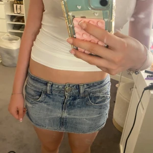  Vintage mini jeanskjol - Supersnygg kort jeanskjol från Sicko 19. Ganska liten i storlek men den går att knäppa på mig som brukar ha 34-36 💕 (köpare betalar för frakten)