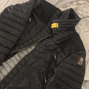 Parajumpers Dunjacka Svart - Parajumpers du jacka, för män - använts ett fåtal ggr, sen bara legat i harderoben. Inga skador, äkta parajumper, har dock inte kvitto men fråga om fler bilder etc annars. Pris går att diskutera!