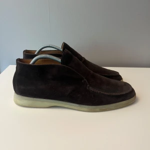 Loro Piana Open Walk - Fint skick utöver fläck på högra skon och en söm som gått upp syns på bilderna . Dustbag tillkommer hör av er vid frågor 