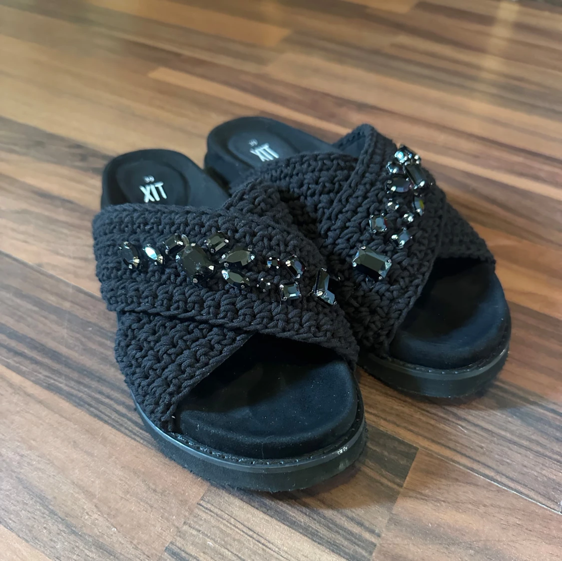 Svarta sandaler med pärldetaljer från XIT