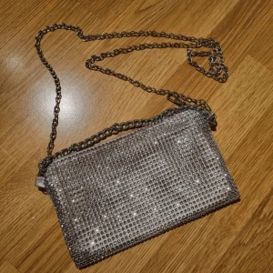 Glittrig handväska  - Jätte fin glittrig handväska i mycket bra skick! Skriv vid frågor eller om du vill ha fler bilder🩷