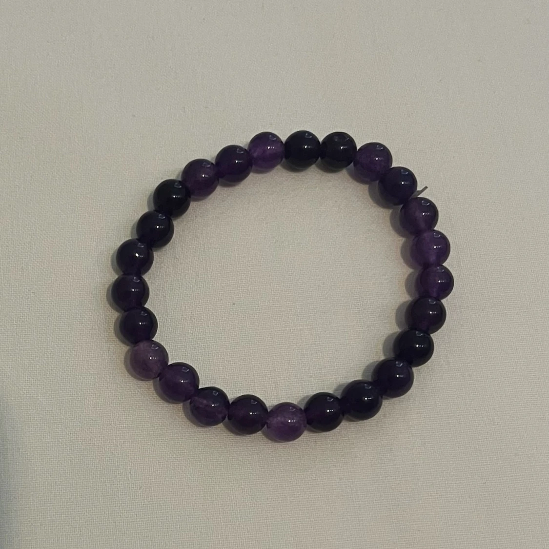 Lila pärlarmband med stenar