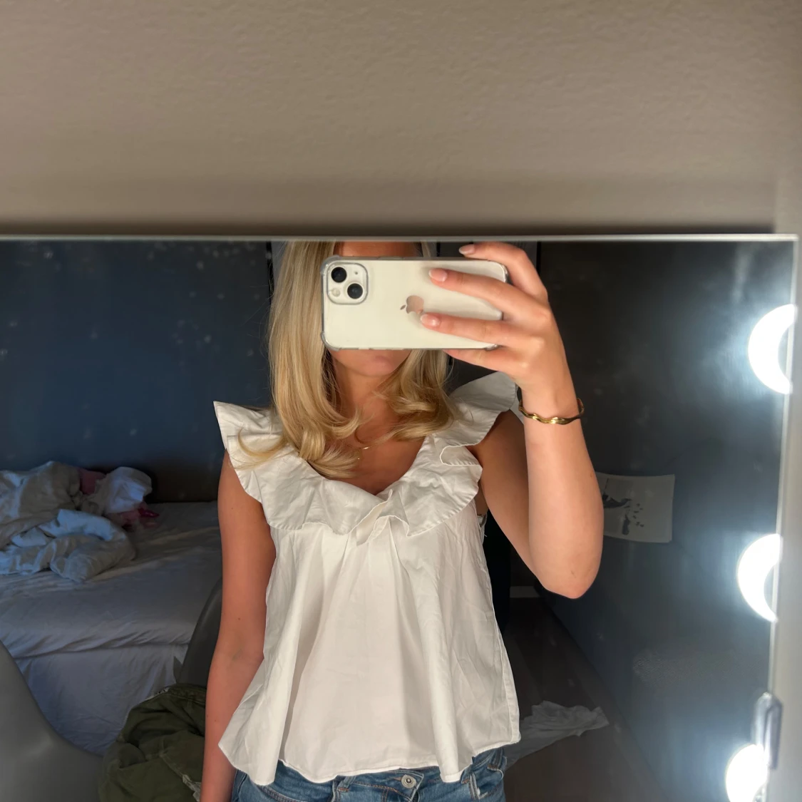 Vit blus med volangkrage - 2