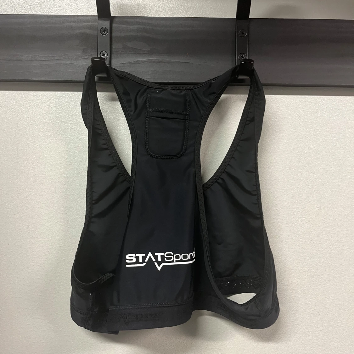 Svart sporttopp från STATSports - 1
