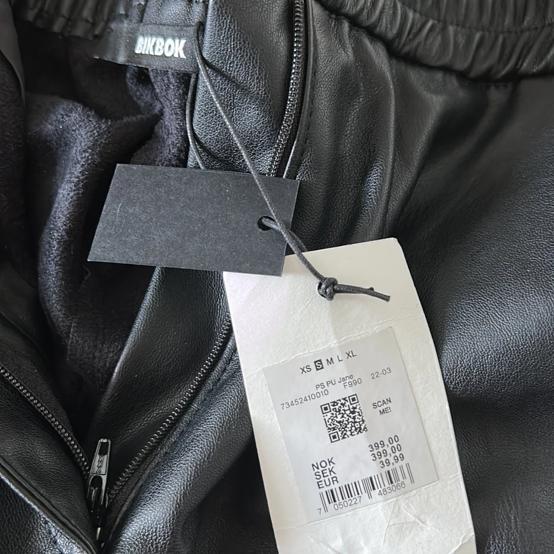 Svarta skinnshorts från BikBok - 2