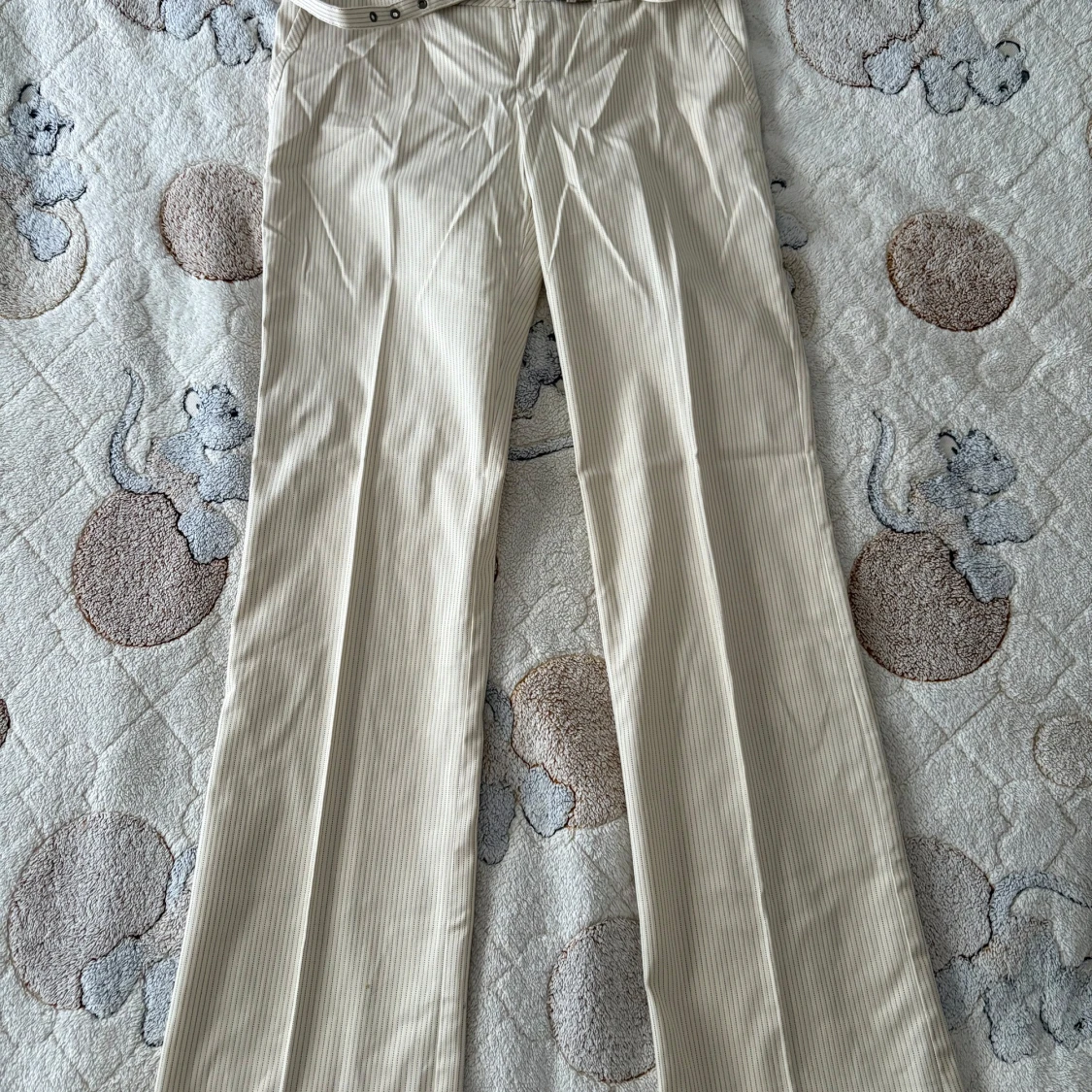 Beige randiga kostymbyxor från Mexx