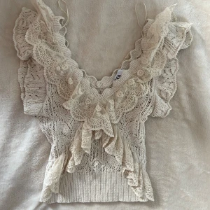 Beige spetsblus från Zara med volang - Populär topp från zara i cremefärg💕🙌