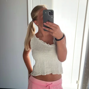 Vit enaxlad linnetopp från Design by Si - Supersöt vit linnetopp som är enaxlad. Toppen är ifrån Design by Si, st S 🤍