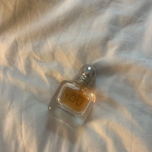 Armani parfym  - använder den inte längre, men det är halva kvar. Det är tjej parfymen! Den luktar kvinnligt och väldigt gott 