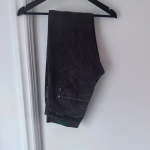 Svarta Dondup jeans (ser bruna ut på bild)  - Snygga svarta jeans från Dondup och smal passform. Byxorna har raka ben, samt detaljer som logga på bakfickan. Perfekta för en chill och stilren look .W32