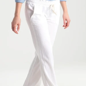 Vita linnebyxor  - Vita linnebyxor från Roxy. Köpta förra året men knappt använda något alls. Stilrena och bekväma. Går att klä upp men också en sköna bekväma outfit. Perfekt för varma dagar, hemma, stranden eller till vardags. Inga defekter. Köpt på zalando fårn märket Roxy. Ord pris 599kr