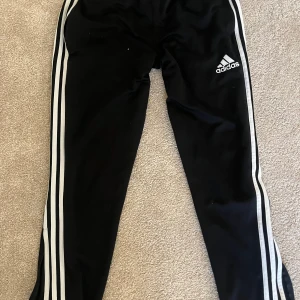 Svarta Adidas mjukisbyxor - pris kan diskuteras❗️Svarta mjukisbyxor från Adidas i bra skick, skriv för frågor!