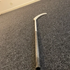 Inneband klubba  - Innebandy klubba med märke av FATPPIPE Längd 89 centimeter väger 242 gram exakt flex 31 med mönstrad Grepplinda lite smutsig som man kan fin slipa vid Grepplinda 