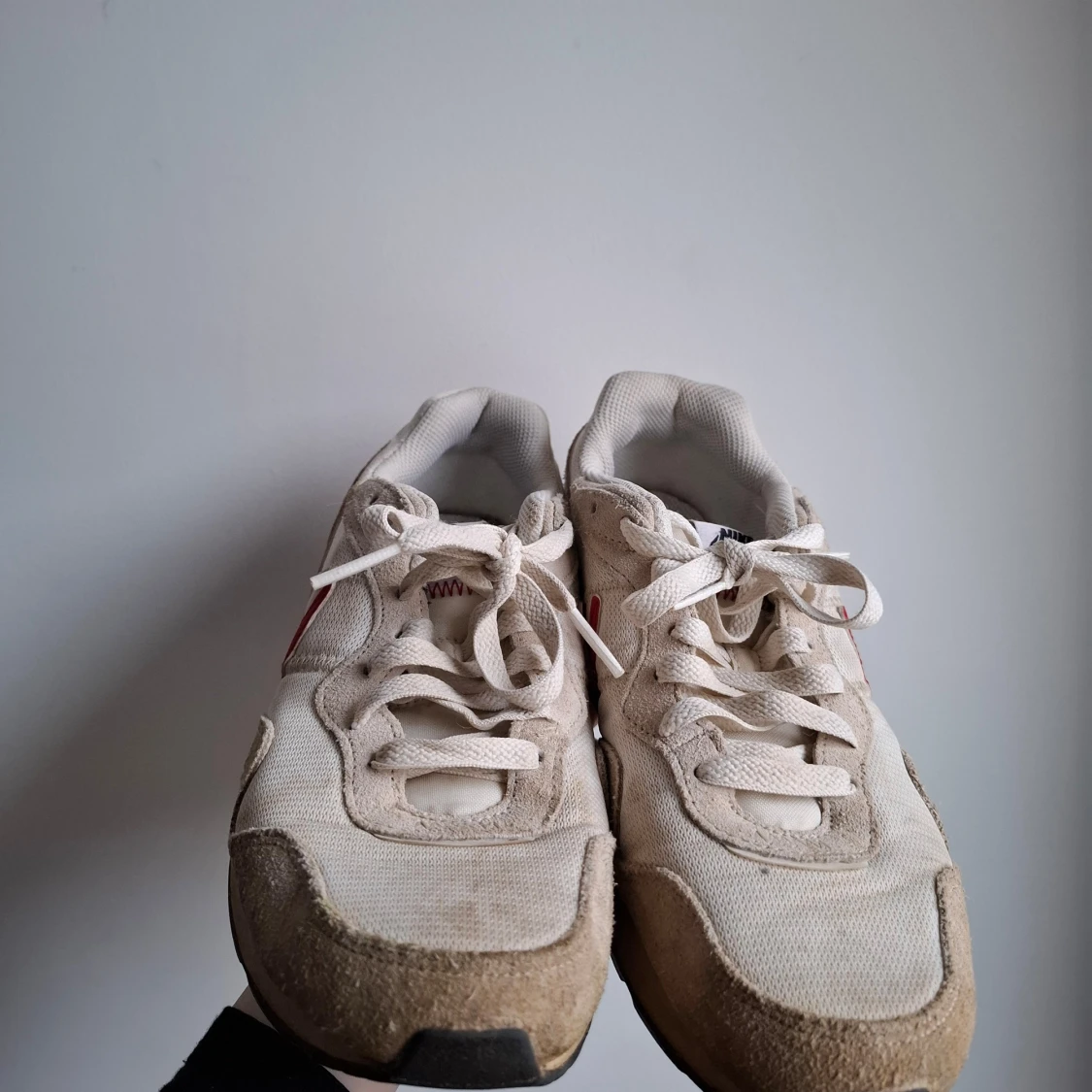 Beige Nike sneakers med röd swoosh - 2