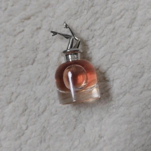 Jean Paul Gaultier scandal mini perfume - Jean Paul Gaultiers Parfym Scandal i 6 ml. Doftnoter: Gardenia, honung och patchouli