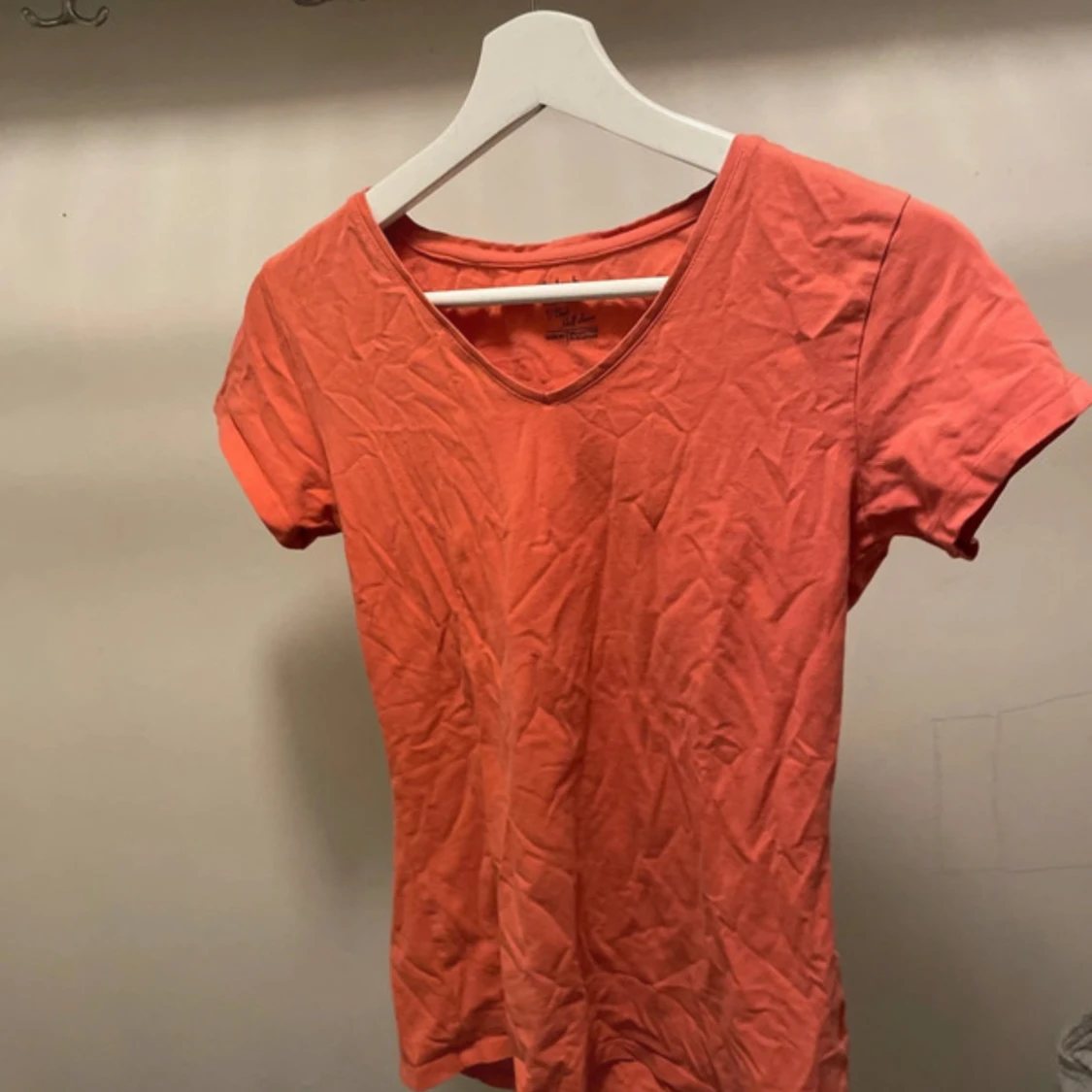 Korallröd t-shirt med v-ringning