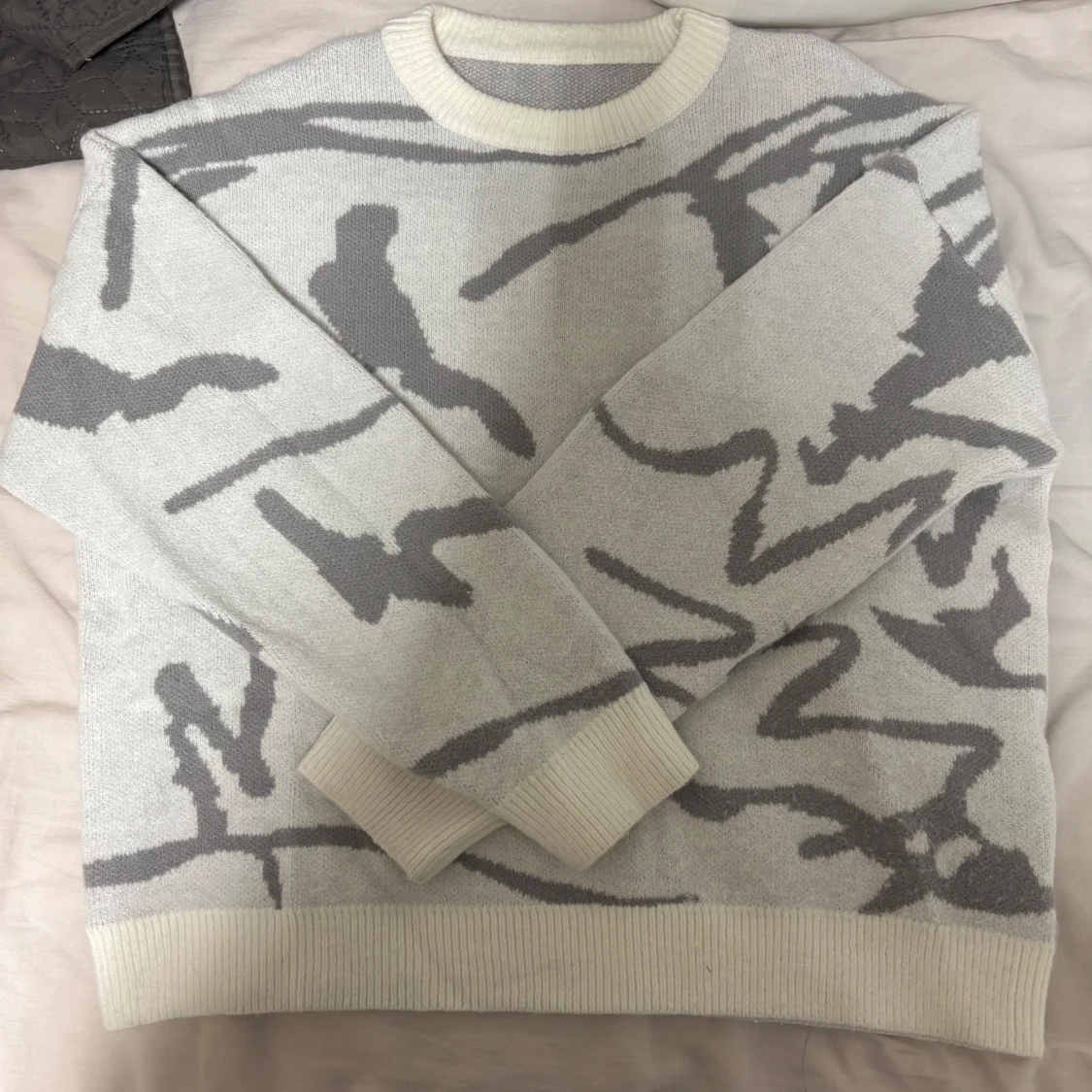 Gråvit stickad tröja