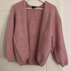 Rosa stickad kofta från Lindex - Har använt 1 gång bara, vill ha i en annan färg.