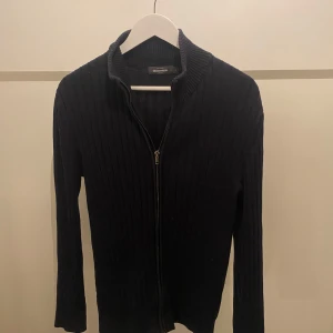 Dressmann fullzip - Snygg dressmann fullzip i en mörkblå färg, priset går att diskutera 