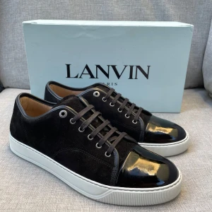 Lanvin skor (nya) - Hej! Vi säljer nu dessa riktigt schyssta Lanvin skor i nytt skick! Begränsat antal box och dustbags. Vi rekommenderar att gå ner en storlek. Hör av dig vid frågor! 