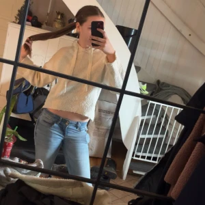 Stickad hoodie - Jätte snygg tröja passar jättebra till en sommar kväll när de blir lite kyligt även till en skit snygg skoloutfit, passar till allt!💕💕