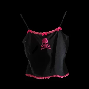y2k dödskalle linne - svart linne med rosa spets och en rosa dödskalle på 🖤 jätte cool men den är bara inte min stil längre 🩷