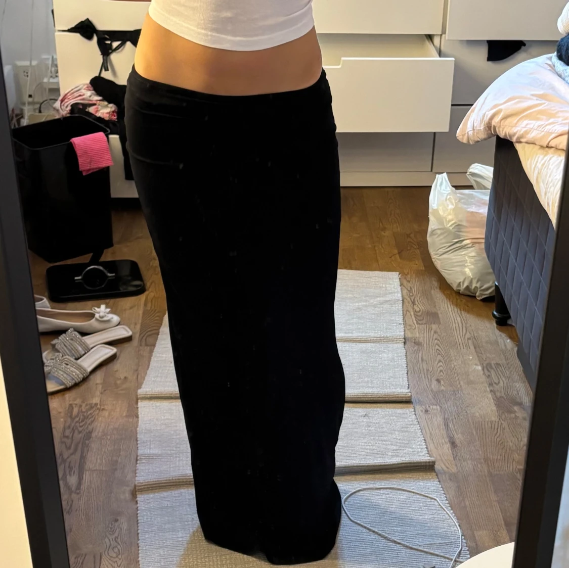 Svart långkjol i mjukt tyg - 1