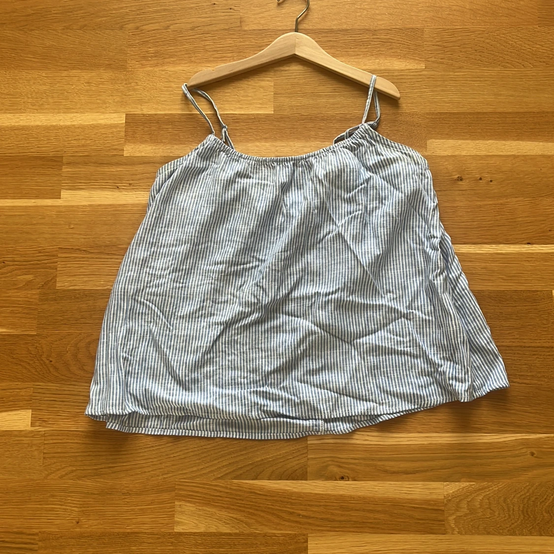 Randig blåvit linnetopp från H&M