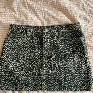 Leopard Jeanskjol  - Så fin  leopard jeanskjol från Mango! Storlek L. Använd fåtal gånger. Säljer direkt för 200kr! 