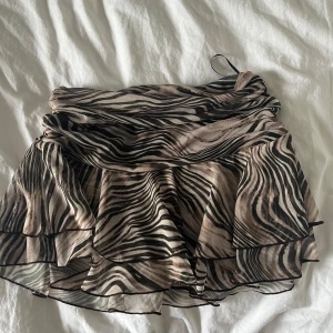 Låg midjas kjol  - Låg midjas kjol ifrån bikbok i storlek xs. 