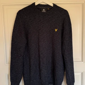Mörkgrå tröja från Lyle & Scott - Tröja från Lyle & Scott som har blevit för liten för mig. Sitter något taightare åt jämfört med andra tröjor, men inget man reflektera över när man ser den på