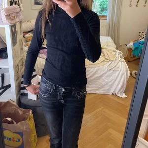 2-pack långärmade ribbade tröjor - Säljer dessa två långärmade ribbade tröja tillsammans i svart och vit! De är i fint skick. Båda är köpta samtidigt ifrån H&M