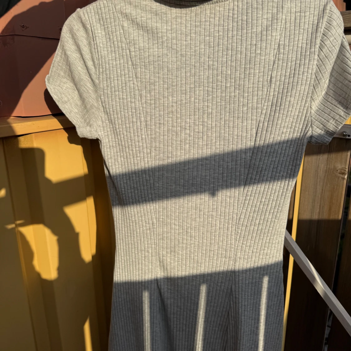 Ljusgrå ribbad kortklänning - 1