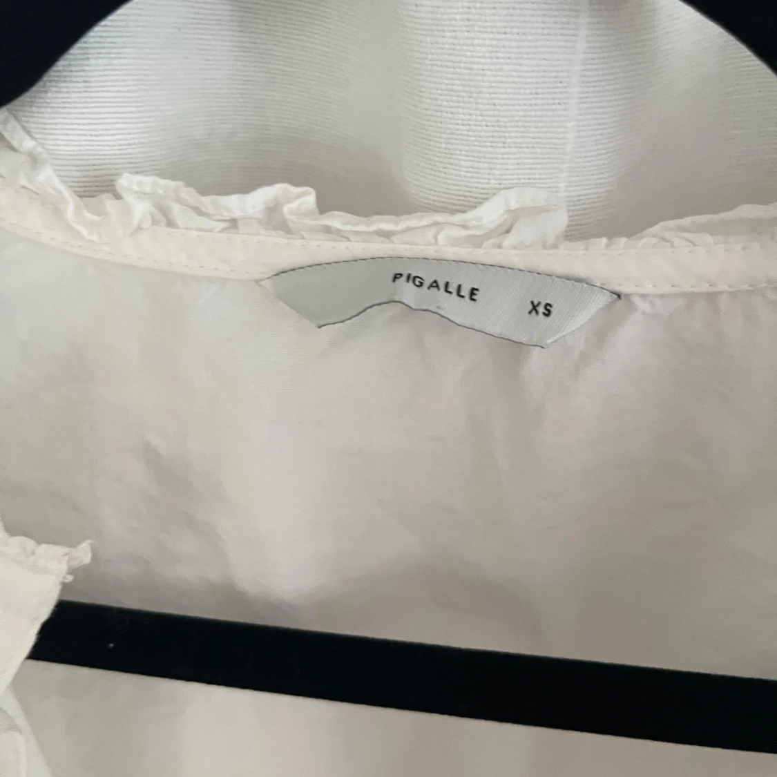Vit volangblus från Pigalle XS - 2
