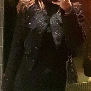 Svart cardigan jacka från Boohoo - Snygg svart cardigan jacka från Boohoo med glittriga detaljer och dekorativa knappar framtill. Jackan är croppad, har rund halsringning och långa ärmar. Perfekt för dig som vill ha en något extra över nu mot hösten!✨🖤