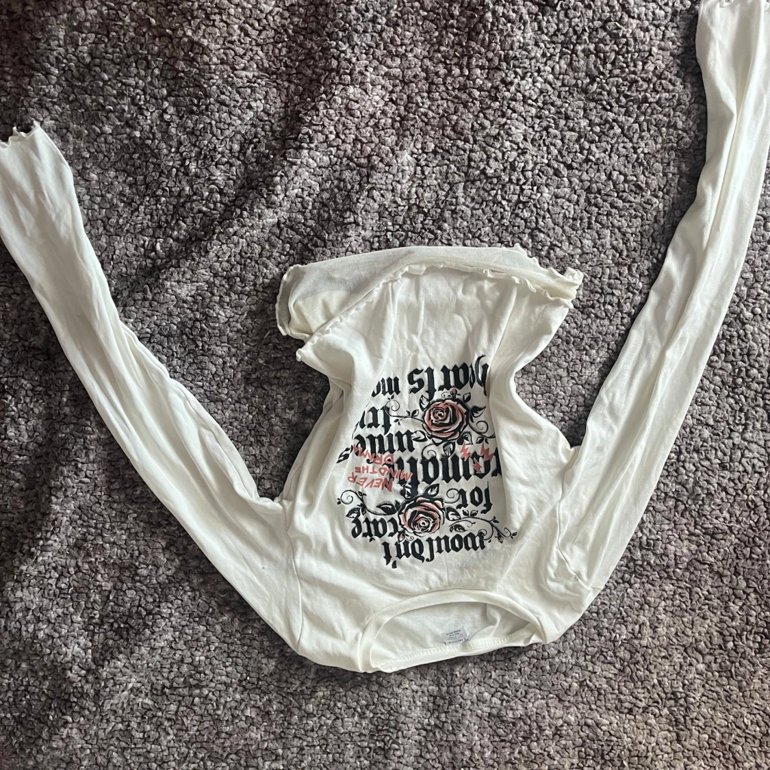 Vit långärmad topp med tryck och volang