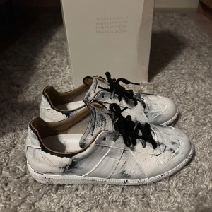Maison Margiela Gats, ”Bianchetto” - Säljer ett par otroligt unika och rare gats i colorwayen bianchetto. Denna färg är slutsåld i nästintill alla storlekar överallt. (Vad jag har sett). Skriv vid funderingar. Pris diskuteras vid snabb affär! JA! Skorna är äkta och bevis finns!