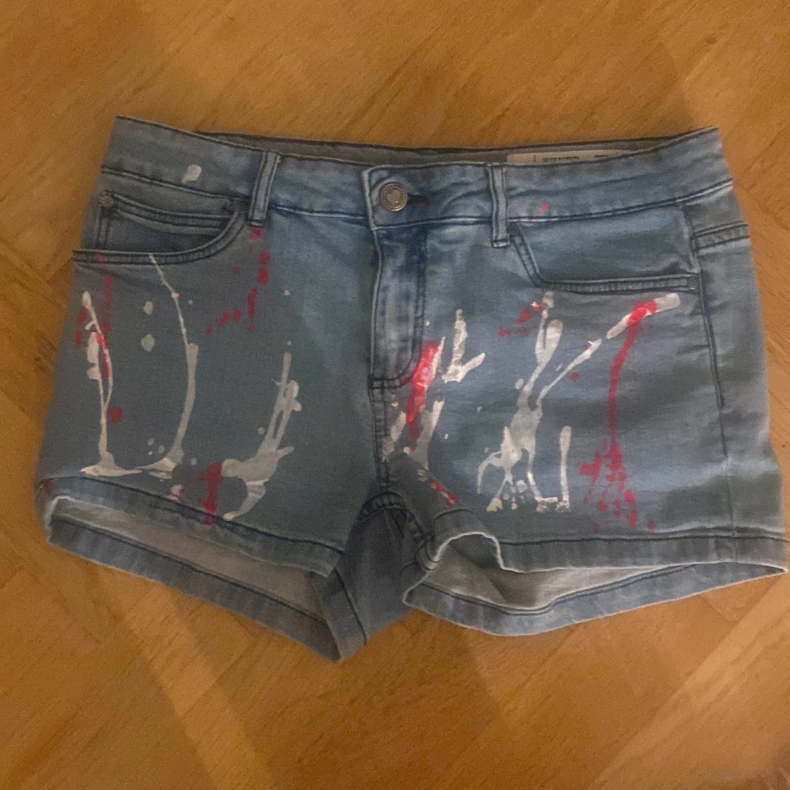 Blå jeansshorts med färgstänk Pepperts
