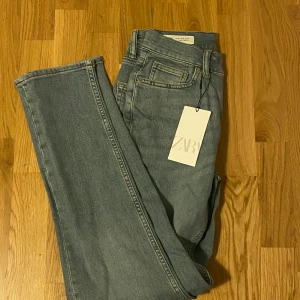 Ljusblå jeans från Zara - Snygga ljusblå jeans från Zara med klassisk femficksdesign och raka ben. Jeansen har en enkel och clean look, perfekt till sneakers eller boots. Tillverkade i mjukt denimtyg för en skön känsla hela dagen.