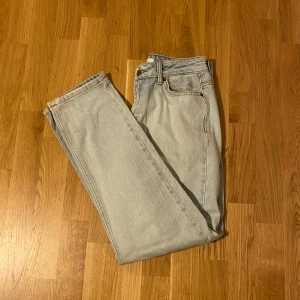 Ljusblå jeans från Grunt - Säljer ett par ljusblå jeans från Grunt med klassisk femficksdesign. Jeansen har raka ben och normal passform, tillverkade i mjukt bomullsjeans. Perfekta för en avslappnad och stilren look.