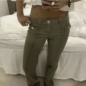 Supersnygga gröna hm jeans!! - Supersnygga gröna lågmidjade jeans! Köpta på Plick men inga defekter eller slitningar, den förra ägaren har klippt vid benen men det är inget som märks!! Hör av dig vid frågor eller fler bilder💗💗