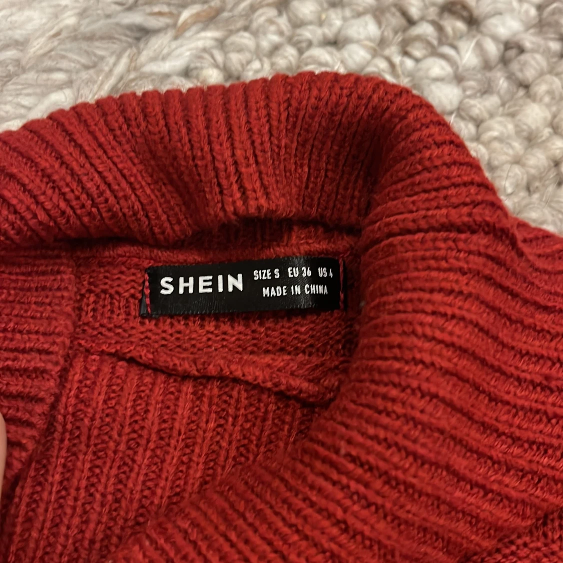 Röd stickad polotröja från  - 3