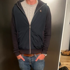 Moncler cardigan  - Hej, säljer denna moncler cardigan. Använd ca 1år men användning syns knappt. Hör av er vid frågor eller intresse (priset är inte hugget i sten) så tveka inte på att lämna ett prisförslag!