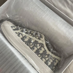 Dior sneakers - ✨Pris kan diskuteras vid snabb affär✨Dior sneakers i stilrent grått 🩶 Storlek 39 – den perfekta storleken för dig med stepp i steget Box och lappar medföljer – rena, fräscha och redo att glida vidare 😌 Den här färgen passar till allt och säljs snabbt, så missa inte ✨ Skick: som nya – använda max 1–2 gånger 