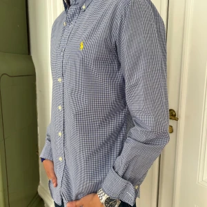 Blå Ralph Lauren skjorta herr, Storlek S - Säljer en blå Ralph Lauren skjorta i nyskick! Köpt i USA! 💸 Nypris: ca 2000 kr 🚚 Snabb frakt! Skickas inom 1–2 dagar ✅ Inga fläckar, hål eller synliga tecken på slitage.   💬 Skriv gärna vid frågor – jag svarar snabbt!