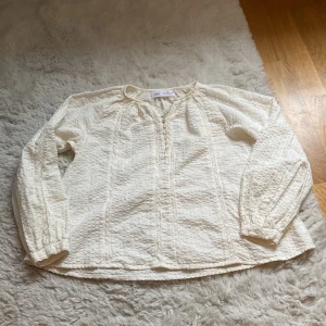 Blus  - Fin blus från zara som inte säljs längre!💖