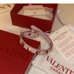 Valentino armband  - Säljer nu mitt super fina ljusrosa valntino armband, som är i superfint skick använd fåtal gånger. Köpt på valentinos hemsida och har kvar alla tillbehör. Kan även tänka mig byta mot en annan färg🩷🥰