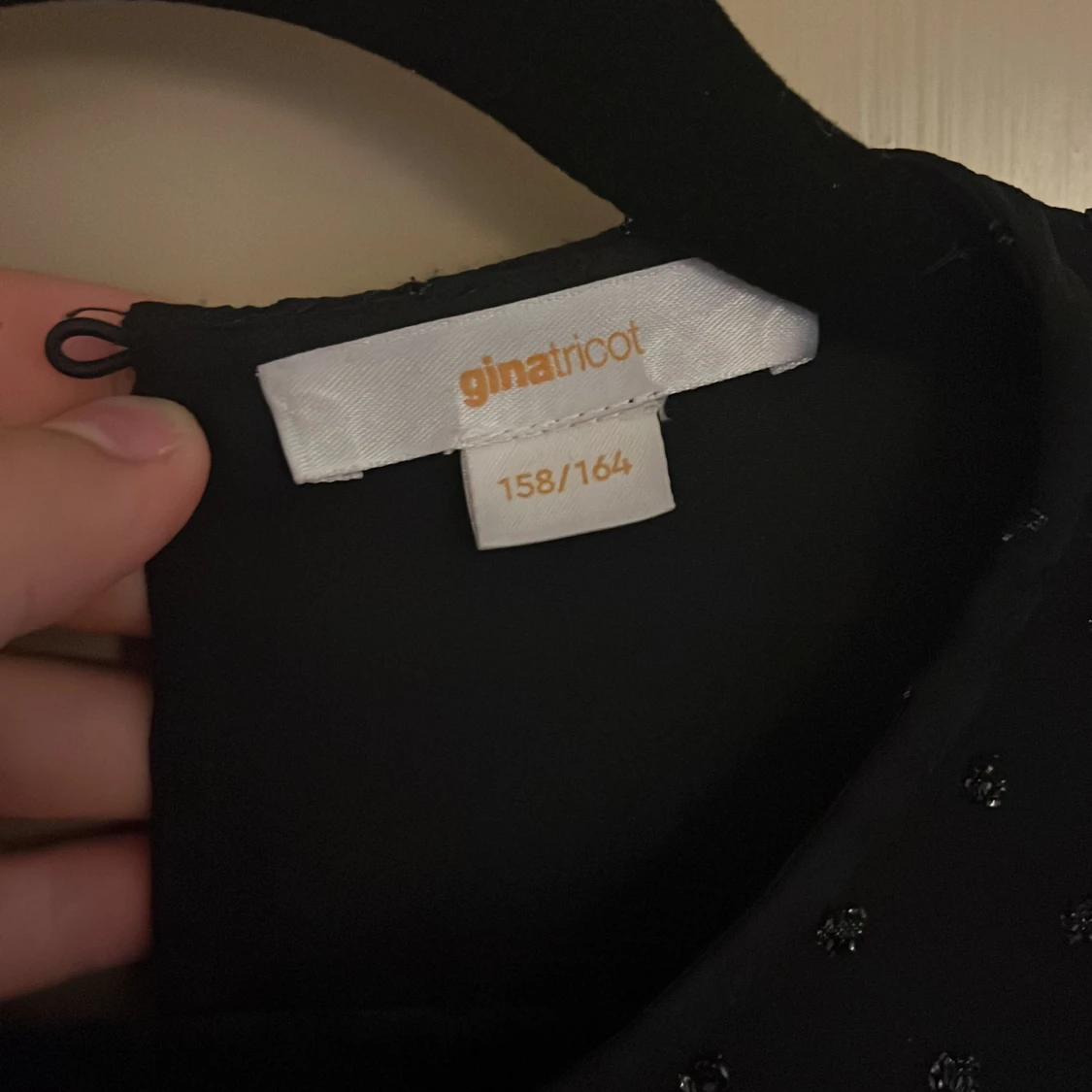 Svart glittrig blus från Gina Tricot - 2