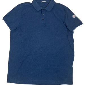 Moncler pike  - Moncler Maglia Polo. Storlek Xxl men passar Xl. Skick 9/10. Nyare säsong. Nypris 3.700kr finns att köpa på våran hemsida, Fashionels.com