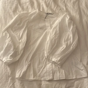Söt blus ifrån Zara🤍 - Säljer denna super söta blusen ifrån Zara🤍blusen är i st medium men skulle säga att den sitter som en small!!🤍